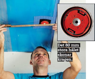 Gipsa tak: Hålen för dosorna sågas i de övre gipsskivorna Gipsa tak: Hålen för dosorna sågas i de övre gipsskivorna